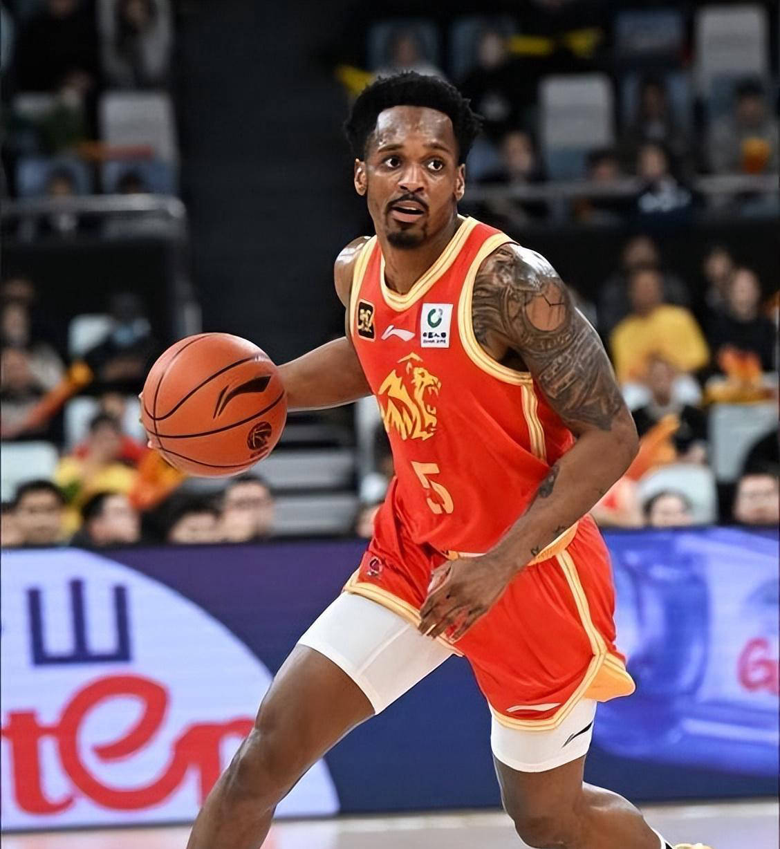 关于关键时刻NBA总决赛焦点战；马赛单刀错失；质疑声仍在；年轻球员得到机会的信息