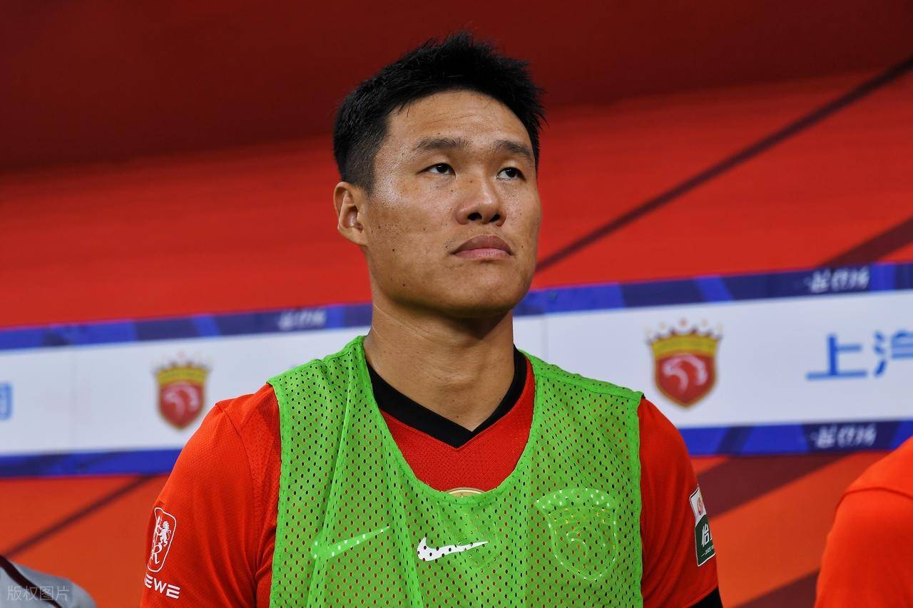 包含里程碑夜上海海港队长鼓劲，法甲转会期刷纪录，话题不断，控场能力受关注的词条
